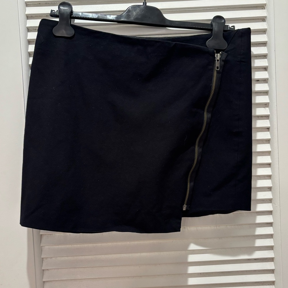 Helmet Lang Black Mini Skirt with Zipper Detail size 6